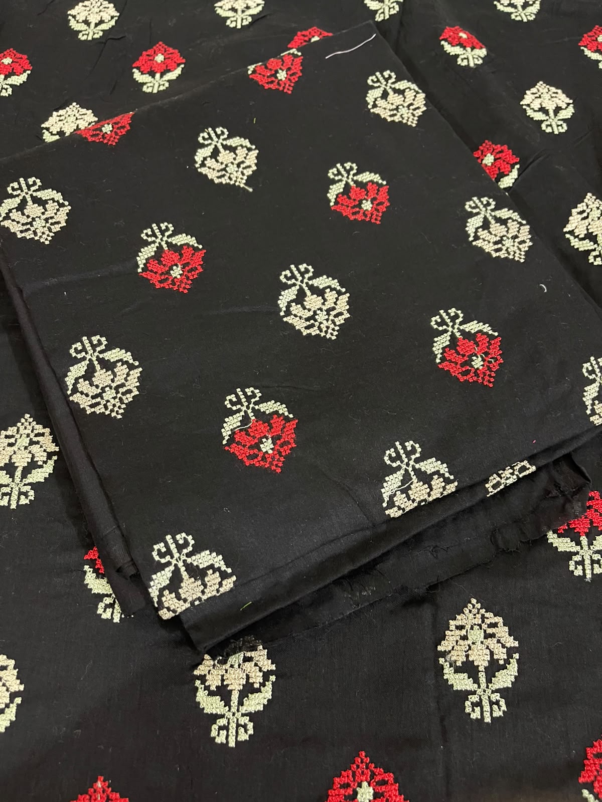 2pc Embroidered Leaf Lawn-Black